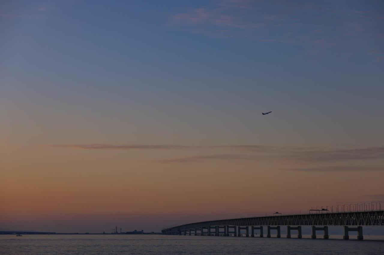 Omo Kansai Airport By Hoshino Resorts Izumisano Exterior photo The Chesapeake Bay Bridge at sunset